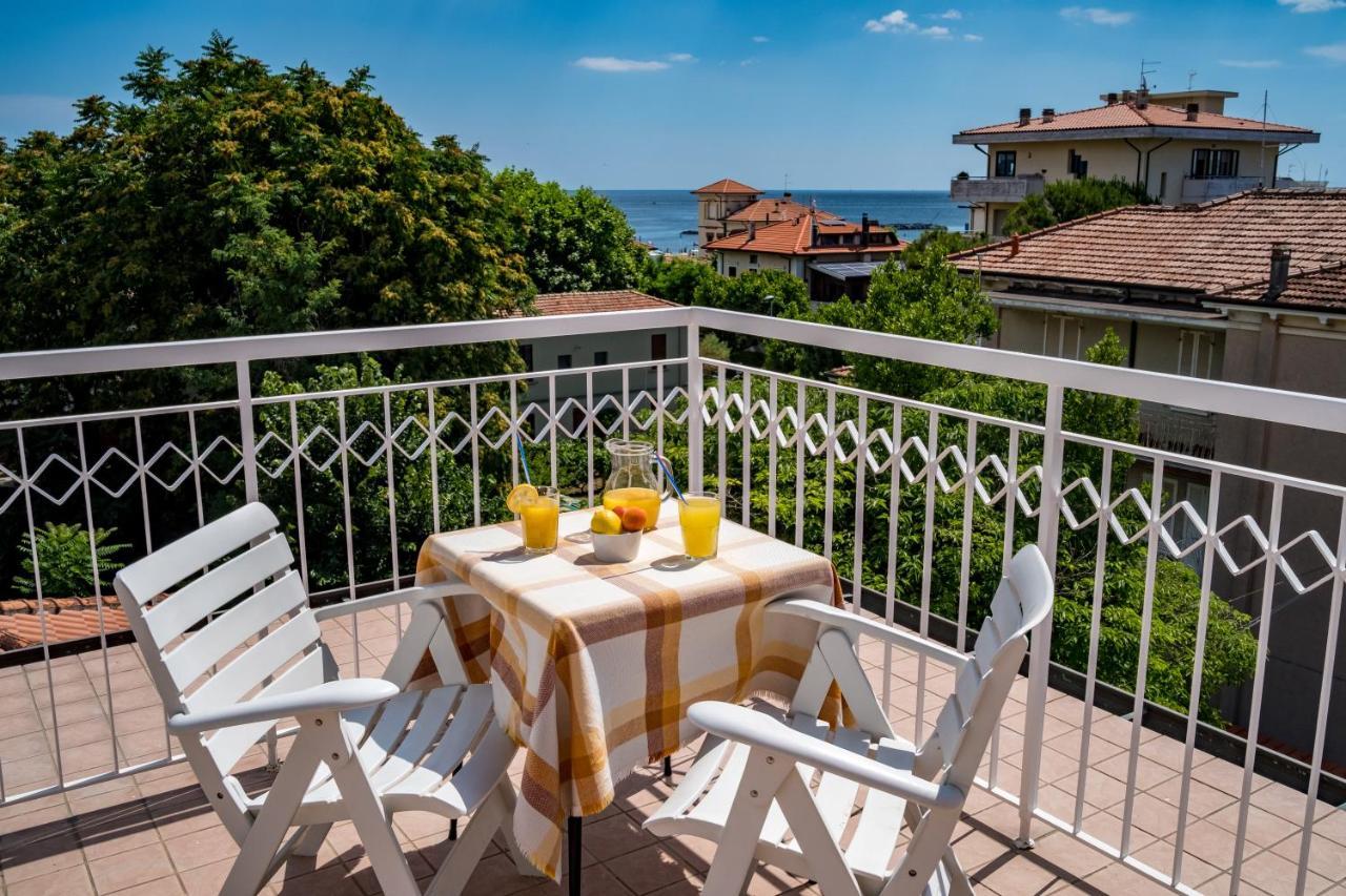 Hotel Villa Dei Fiori - Sul Mare Con Piscina Viserbella di Rimini Exteriér fotografie